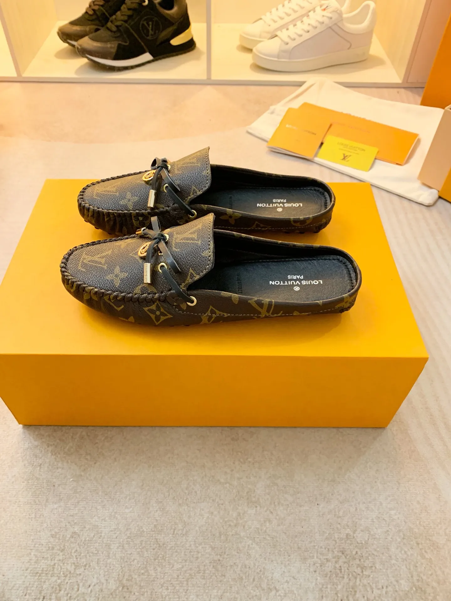 p460💰Couple model❤️🇫🇷 𝙇𝙤𝙪𝙞𝙨 𝙑𝙪𝙞𝙩𝙩𝙤𝙣 🇫🇷Louis Vuitton 2023 Classic𝓛𝓿 𝓣𝓻𝓪𝓲𝓷𝓮𝓻 Sports Series ➪➪➪¯ [Arizona Doudou Shoes Series] ▪️▪️▪️Arizona slip-on shoes are made of Monogram Eclipse canvas. Its hand-painted and dyed edges and hand-sewn uppers fully demonstrate Louis Vuitton's traditional shoemaking craftsmanship. This slip-on shoe is very lightweight. The integrated tongue and upper make it particularly comfortable and flexible. The soft outsole is equipped with rubber padding. Decorated with matching sash. Detailed features: ☑️Monogram Eclipse canvas ☑️Black Eclipse pattern ☑️Hand-painted shoe edges ☑️Hand-sewn uppers (each pair takes time to process) ☑️Integrated tongue and upper construction ☑️Outsole equipped with rubber lining ☑️size: 35_46